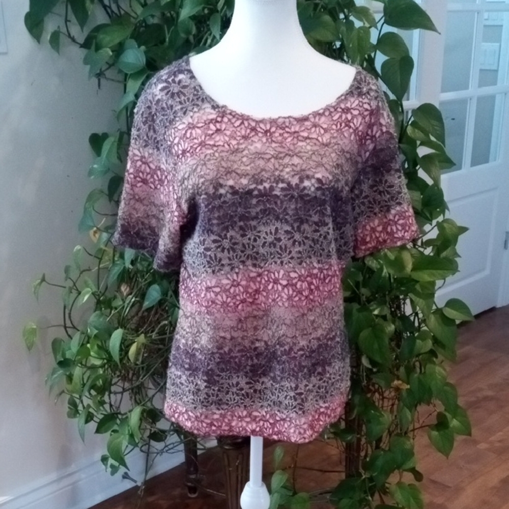 Short-Sleeve Textured Knit Top in Pink and Purple